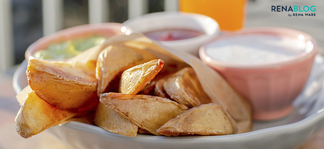 PAPAS FRITAS CON SALSA DE AGUACATE Y CILANTRO